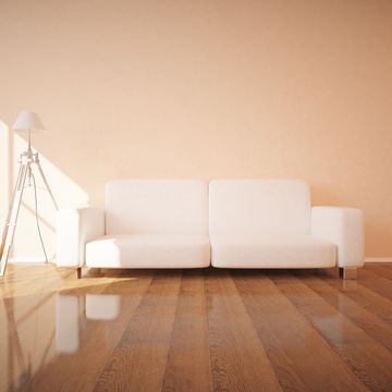 Glänzender Parkettboden mit weißer Couch